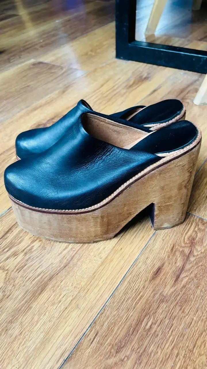 Zuecos de cuero negro con plataforma de madera - 2