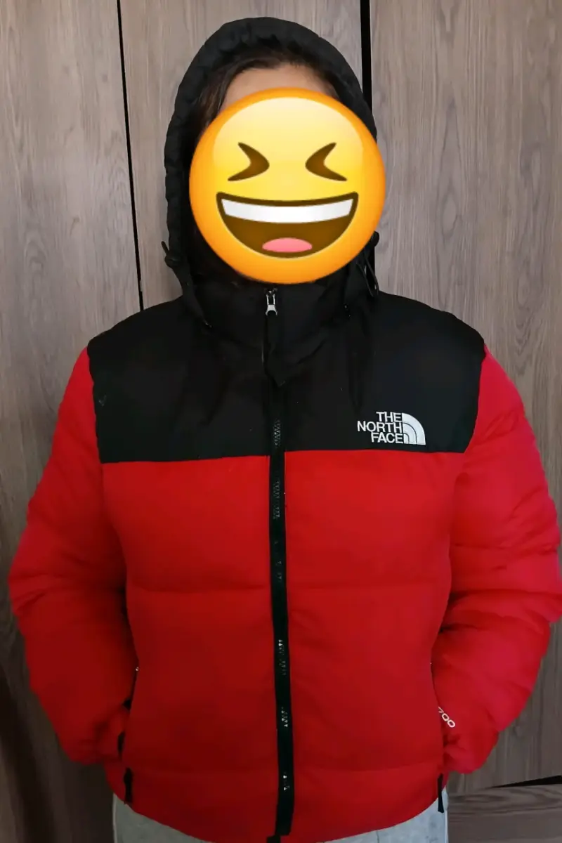 Chaqueta The North Face roja y negra para invierno