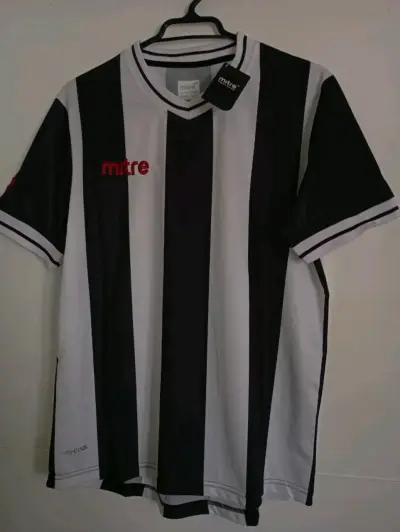 Camiseta deportiva Mitre a rayas blancas y negras - miniatura 1