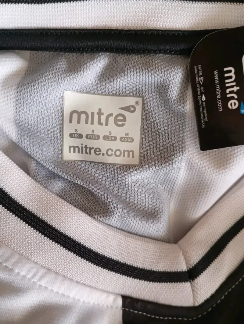 Camiseta deportiva Mitre a rayas blancas y negras - 2