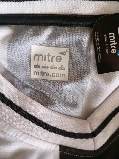 Camiseta deportiva Mitre a rayas blancas y negras - miniatura 2