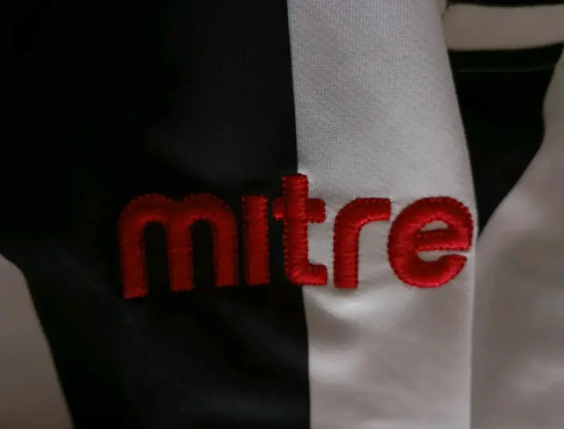 Camiseta deportiva Mitre a rayas blancas y negras - 3