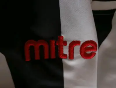 Camiseta deportiva Mitre a rayas blancas y negras - miniatura 3