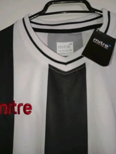 Camiseta deportiva Mitre a rayas blancas y negras - miniatura 4