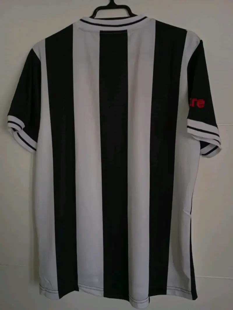Camiseta deportiva Mitre a rayas blancas y negras - 5