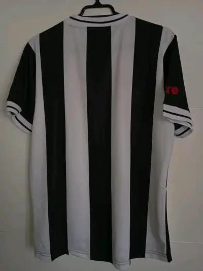 Camiseta deportiva Mitre a rayas blancas y negras - miniatura 5
