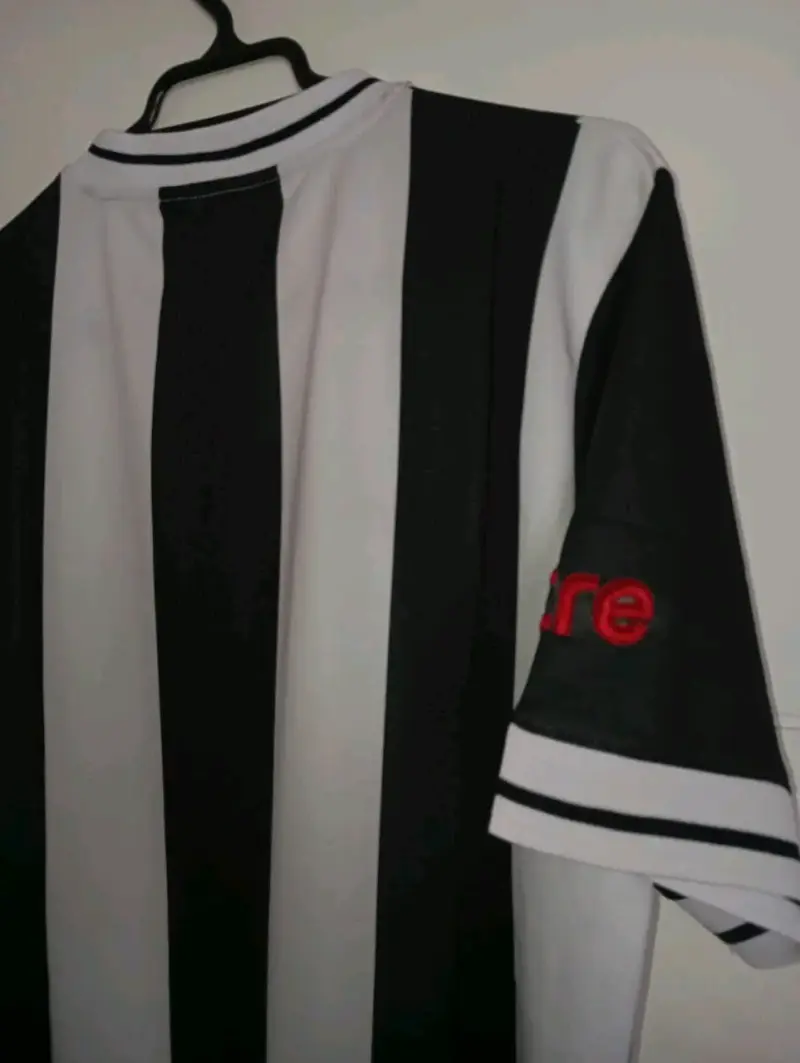 Camiseta deportiva Mitre a rayas blancas y negras - 6