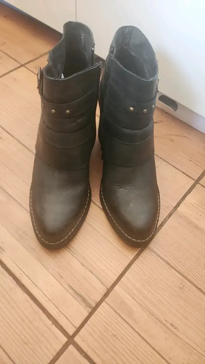 Botines de cuero negro con tacón grueso - 5