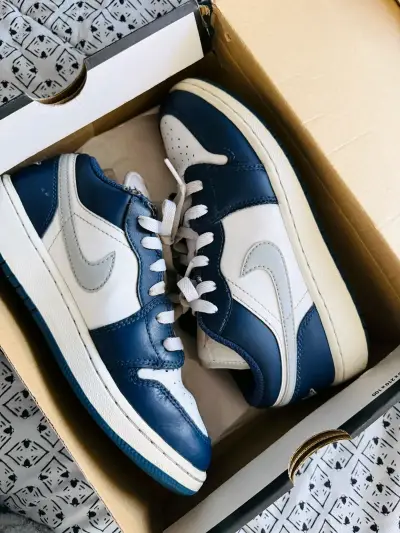 Zapatillas Nike Air Jordan Low Azul y Blanco - miniatura 1