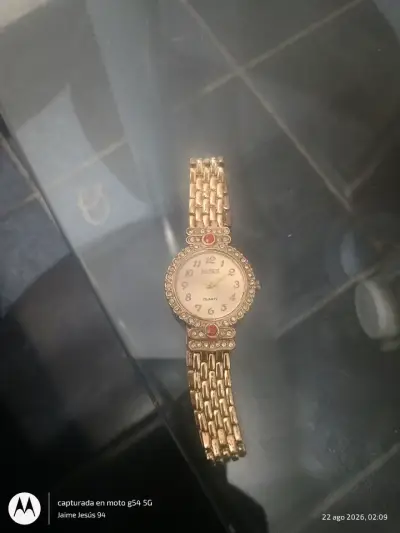 Reloj dorado de pulsera con cristales - miniatura 1