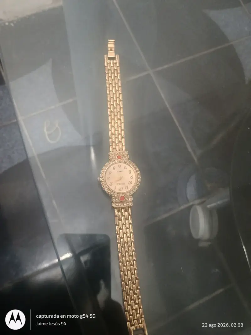 Reloj dorado de pulsera con cristales - 2
