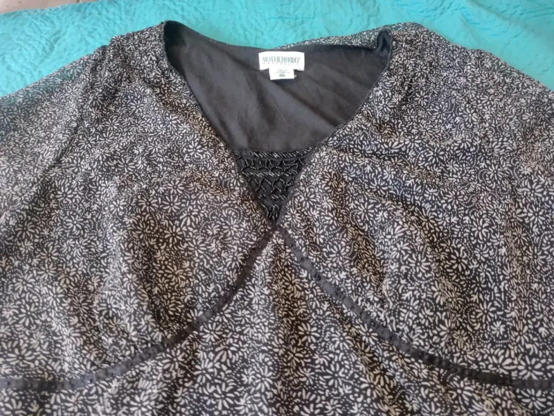 Vestido negro con estampado floral Motherhood - 2