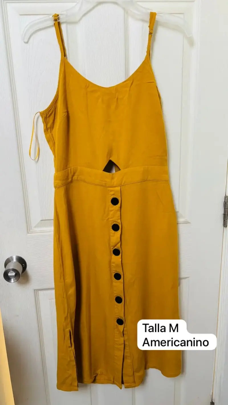Vestido amarillo con botones y corte en cintura