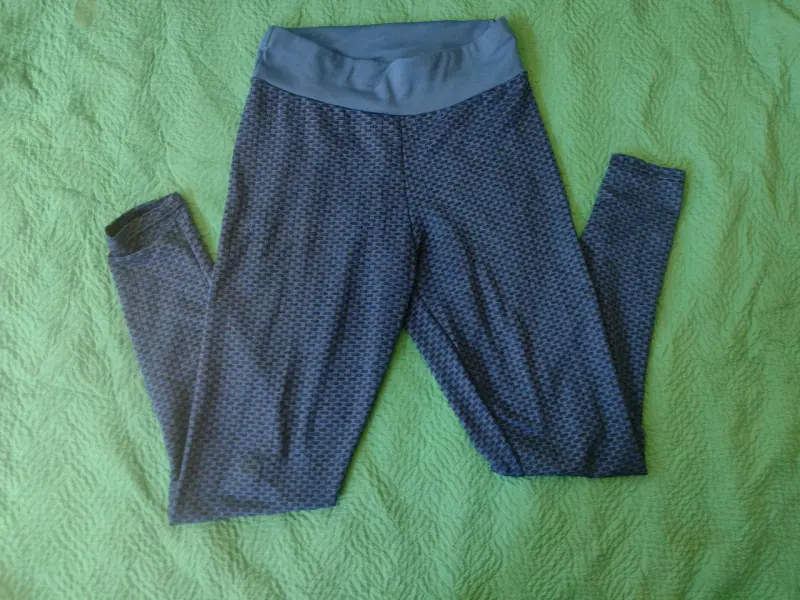 Leggings deportivos azul con diseño geométrico