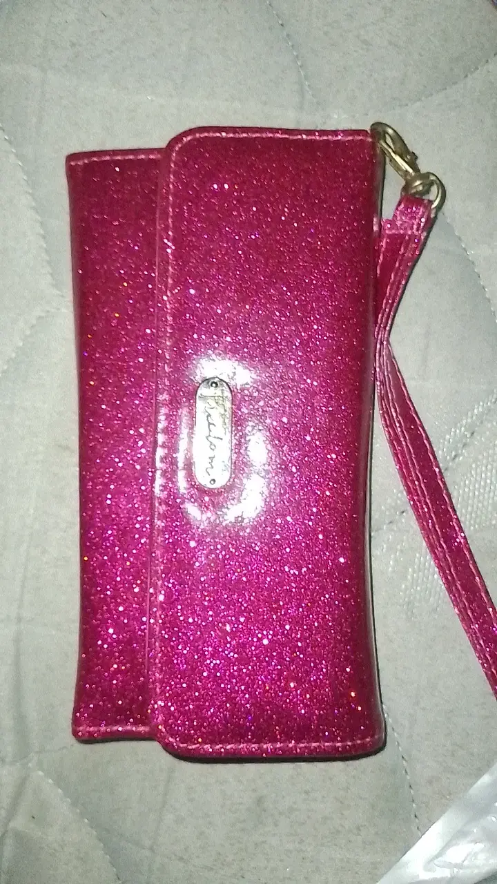 Cartera de mano fucsia brillante con correa
