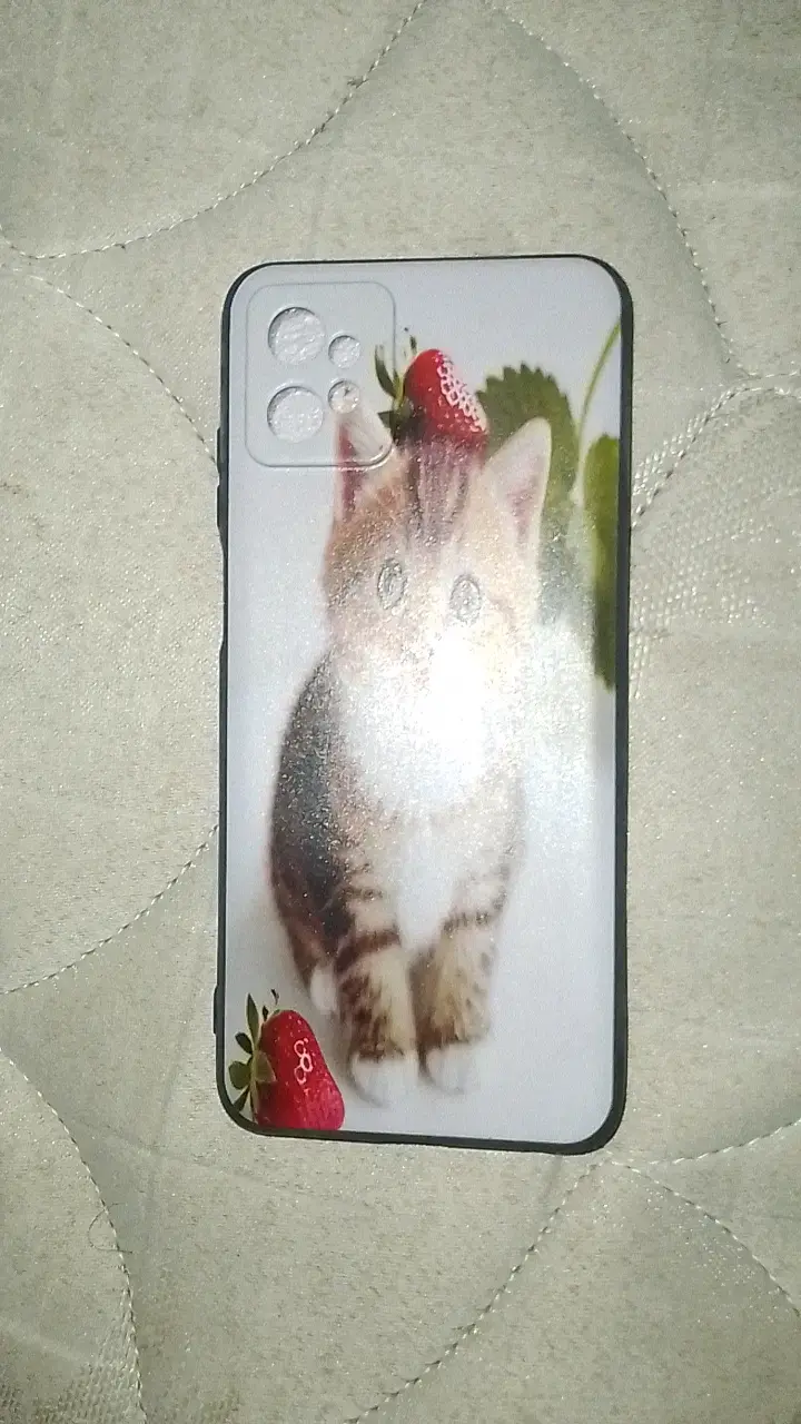Funda para celular con diseño de gatito y fresas