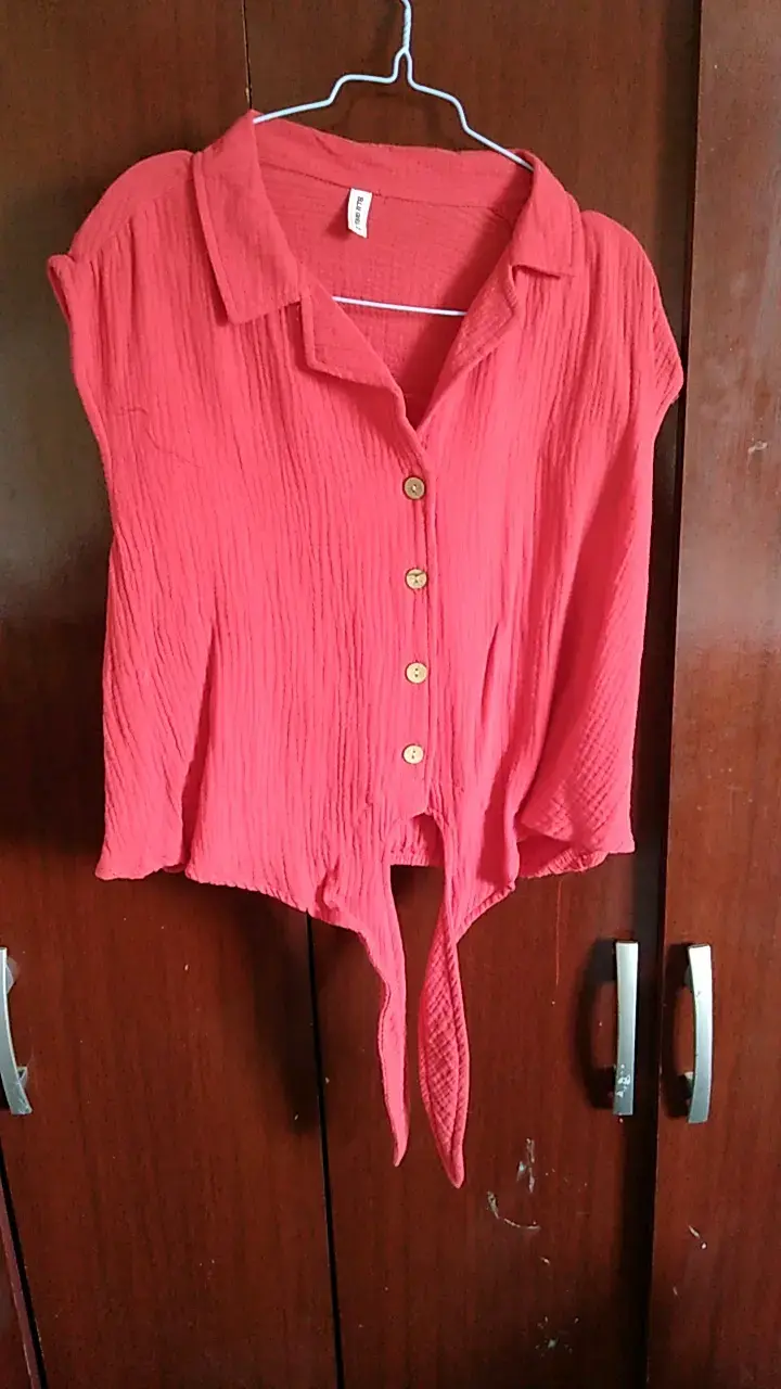 Blusa roja con botones y nudo frontal - 1