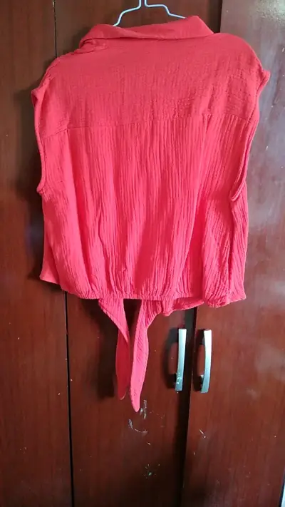 Blusa roja con botones y nudo frontal - miniatura 2
