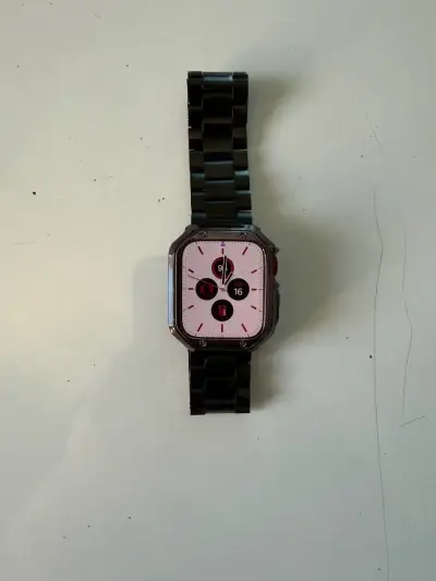 Apple Watch rojo con correa deportiva - miniatura 5