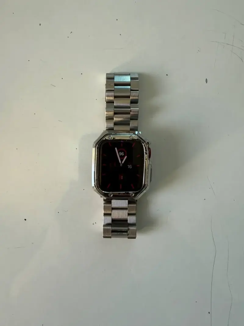 Apple Watch rojo con correa deportiva - 6