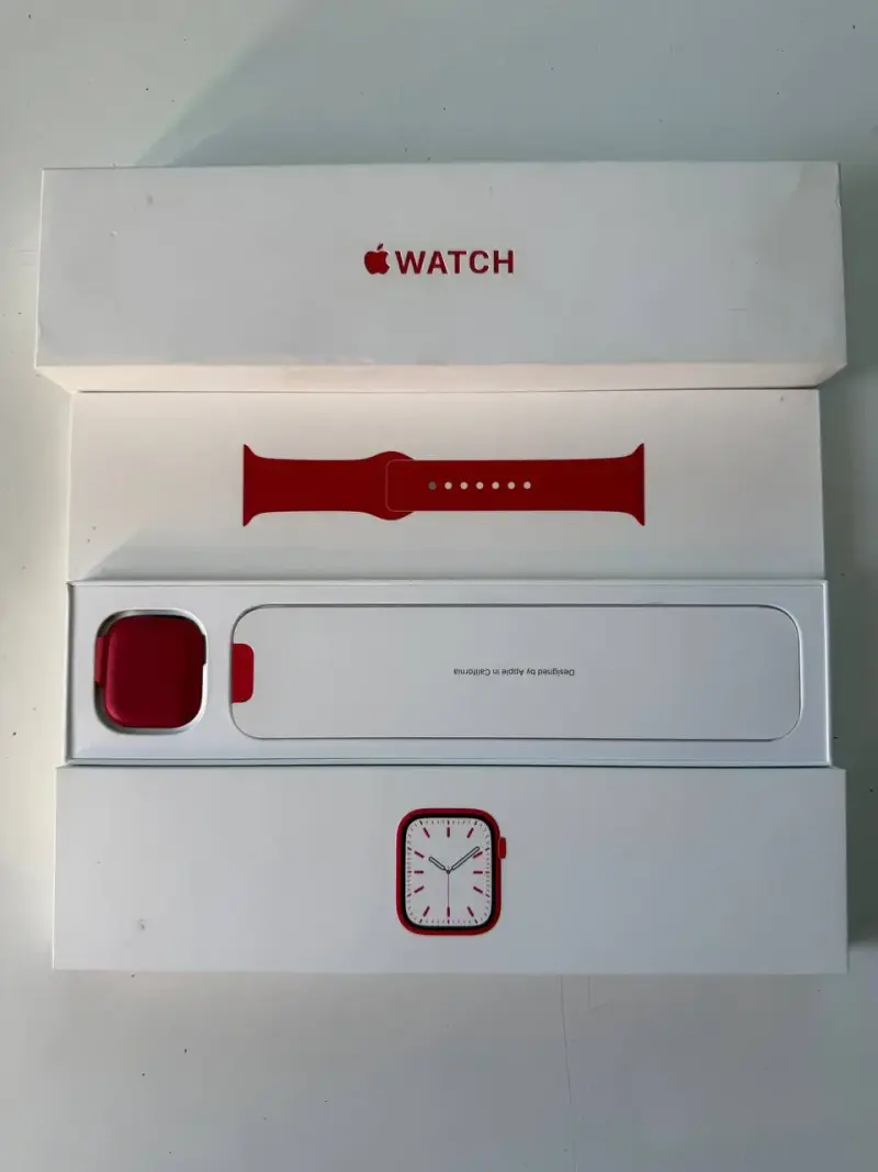 Apple Watch rojo con correa deportiva - 7