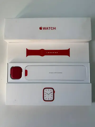 Apple Watch rojo con correa deportiva - miniatura 7