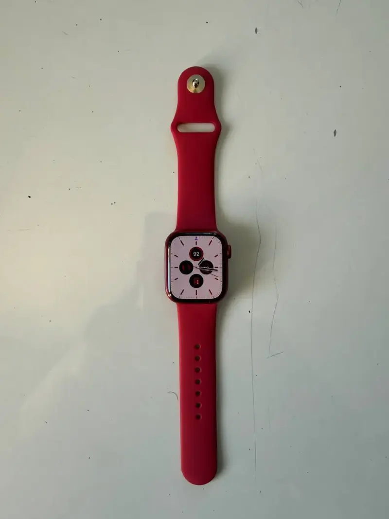 Apple Watch rojo con correa deportiva - 9