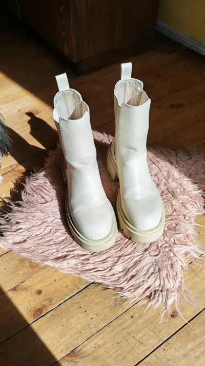 Botas beige de cuero vegano con plataforma - miniatura 1