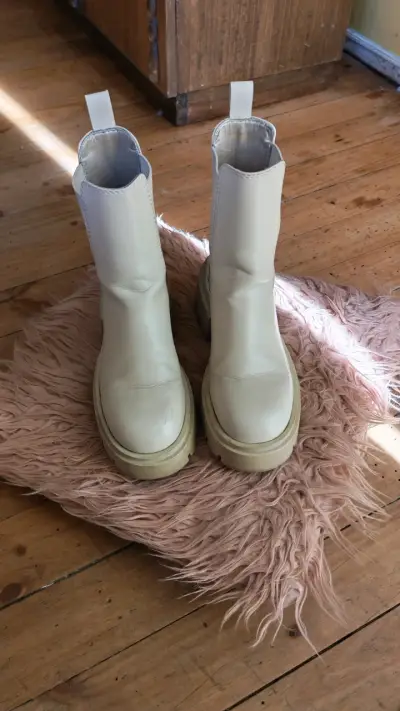 Botas beige de cuero vegano con plataforma - miniatura 2