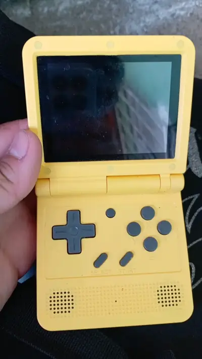 Consola portátil amarilla Powkiddy - miniatura 1