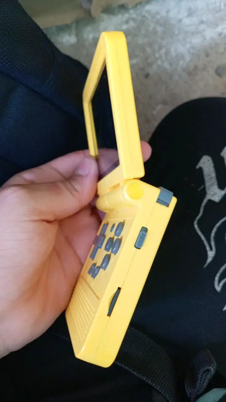 Consola portátil amarilla Powkiddy - 2