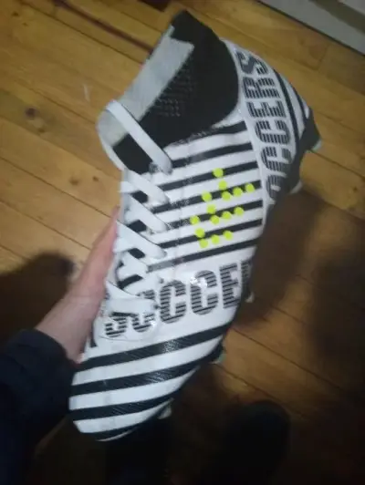 Botines de fútbol blancos y negros condiseño de ra - miniatura 1