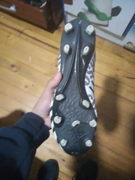 Botines de fútbol blancos y negros condiseño de ra - 2