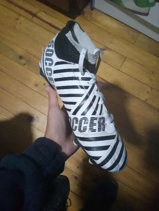 Botines de fútbol blancos y negros condiseño de ra - 3