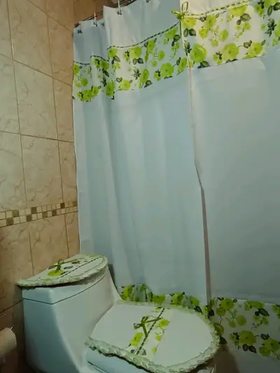 Juego de baño con cortina y fundas decorativas - miniatura 2