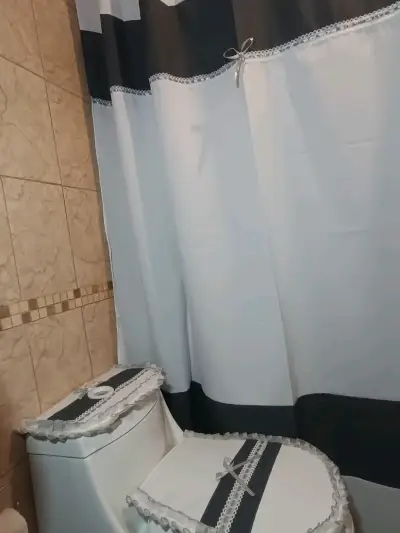 Juego de baño con cortina y fundas decorativas - miniatura 3