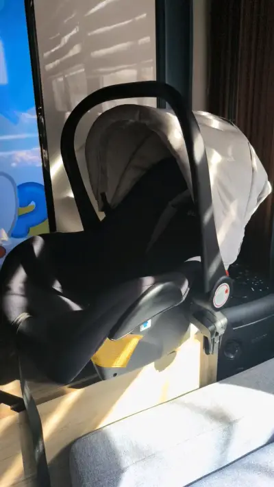 Silla de Auto Bebesit Negra con Capota - miniatura 3