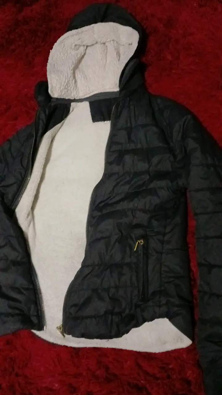 Chaqueta acolchada negra con capucha