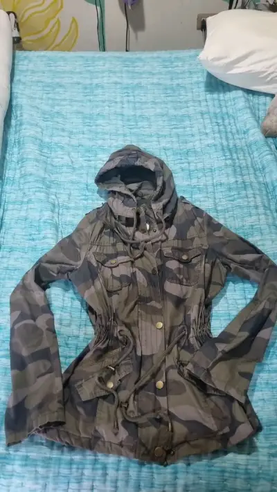 Chaqueta camuflada con capucha para mujer - miniatura 1