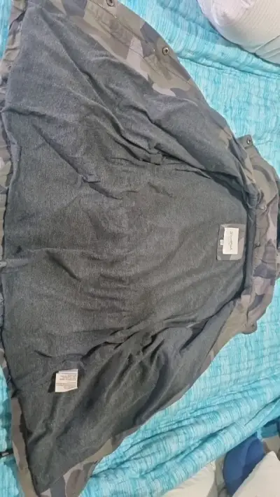 Chaqueta camuflada con capucha para mujer - miniatura 3