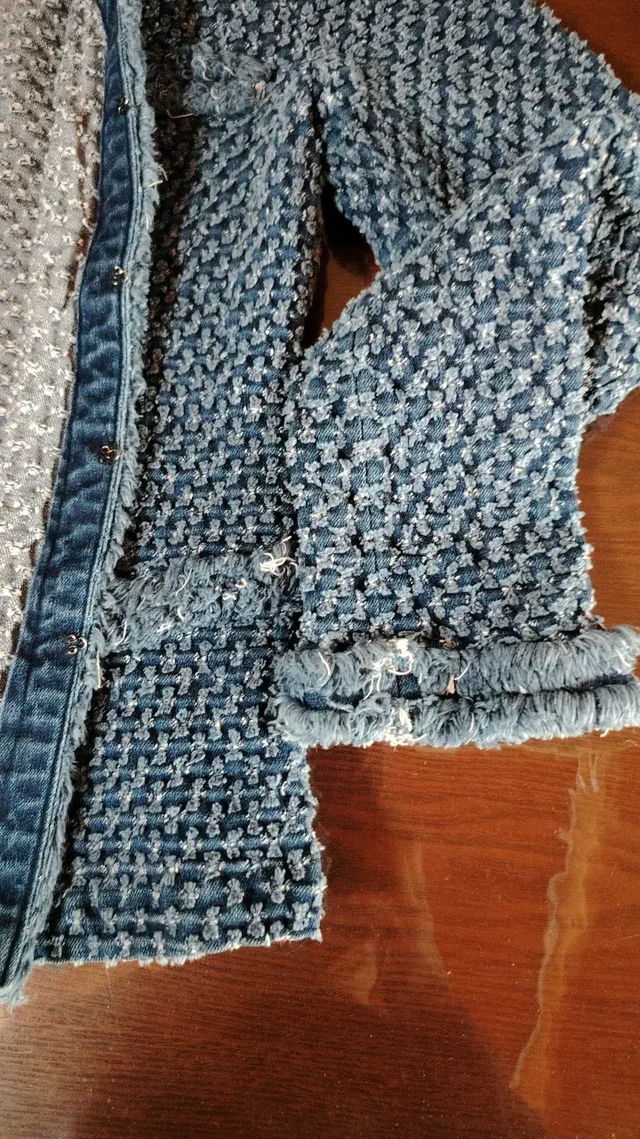 Chaqueta de mezclilla azul con textura - 5