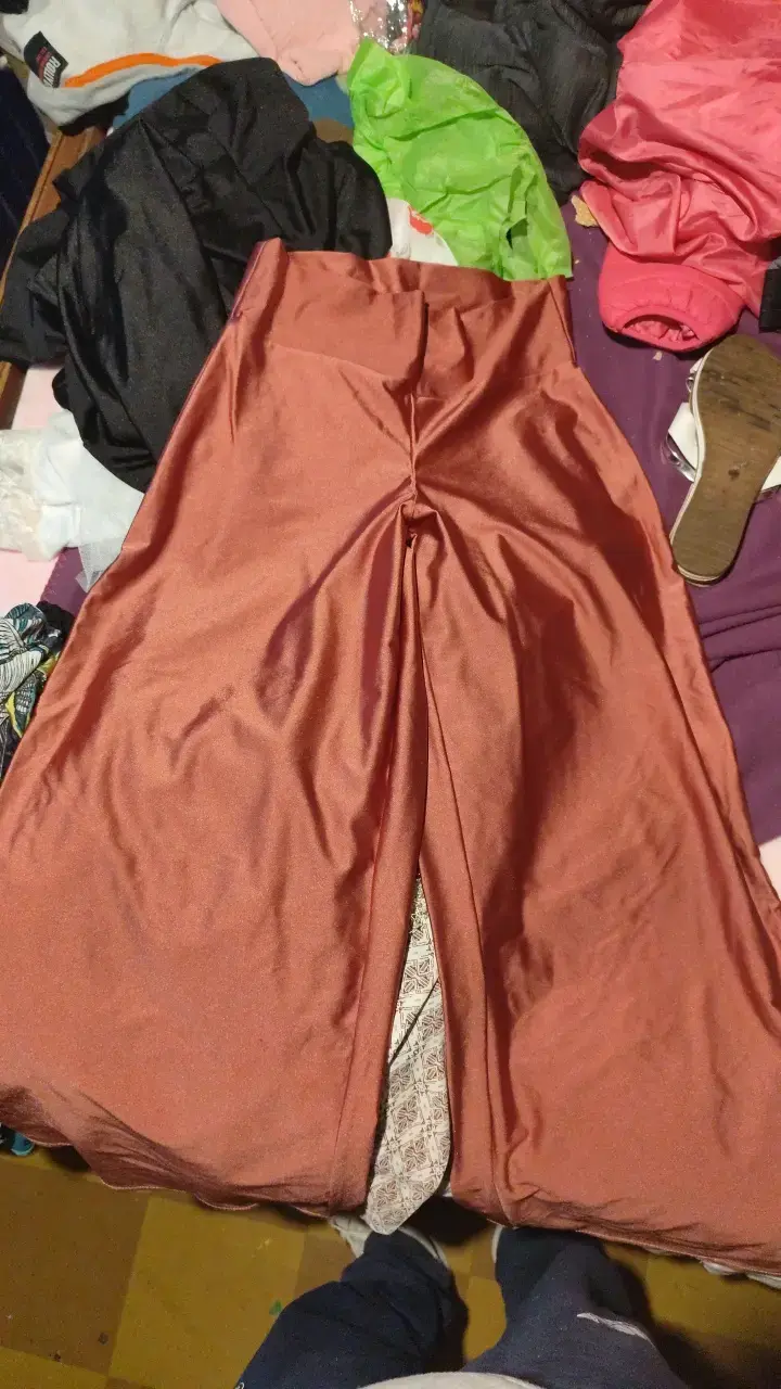 Pantalones anchos de satén color cobre
