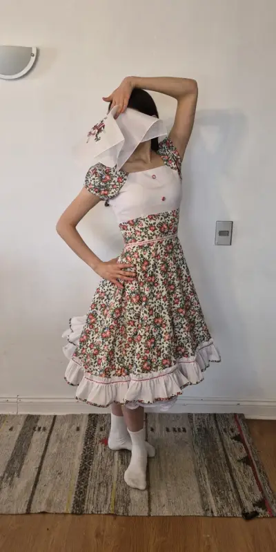 Vestido floral tradicional con volantes - miniatura 1