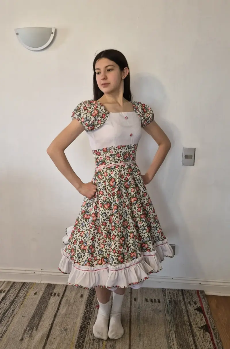 Vestido floral tradicional con volantes - 2