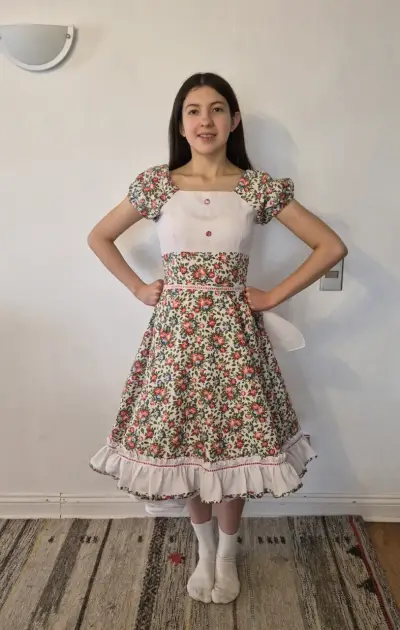 Vestido floral tradicional con volantes - miniatura 3