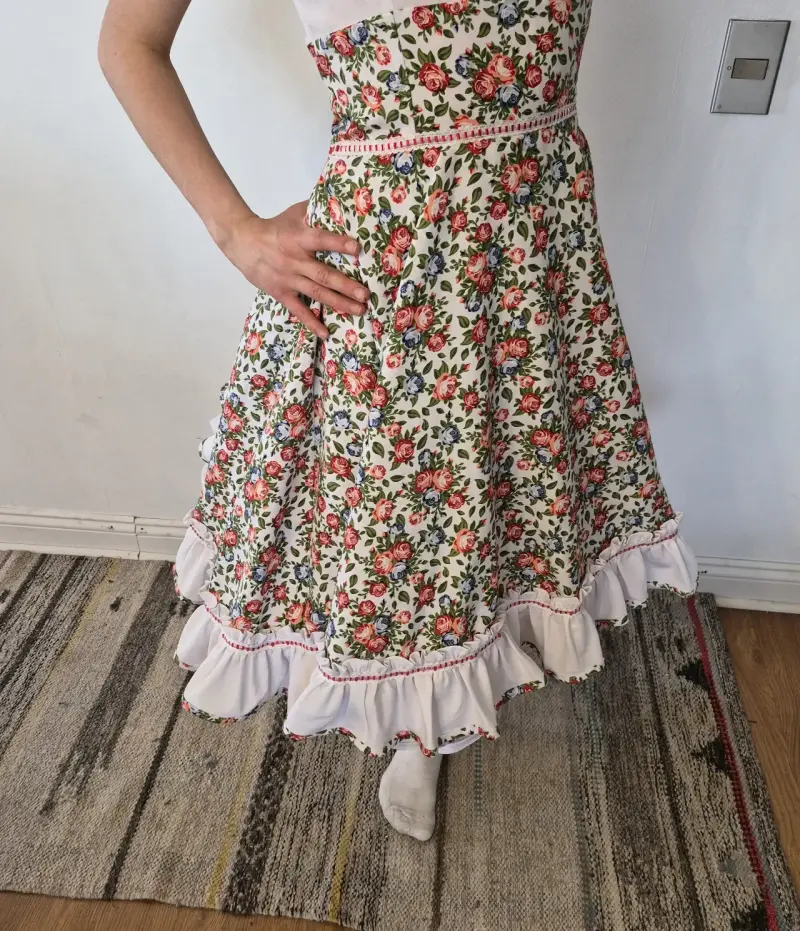 Vestido floral tradicional con volantes - 4