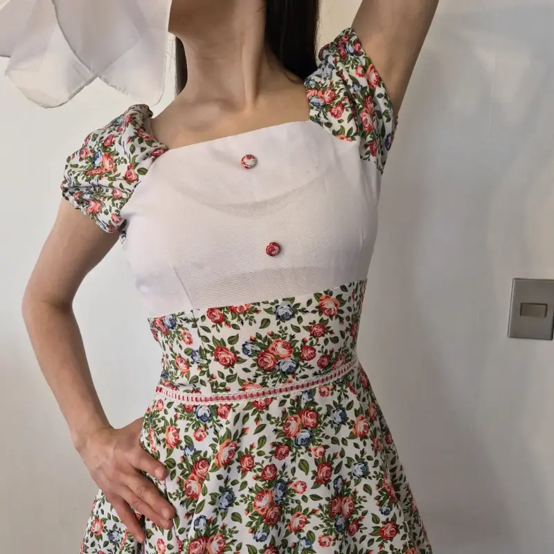 Vestido floral tradicional con volantes - 5