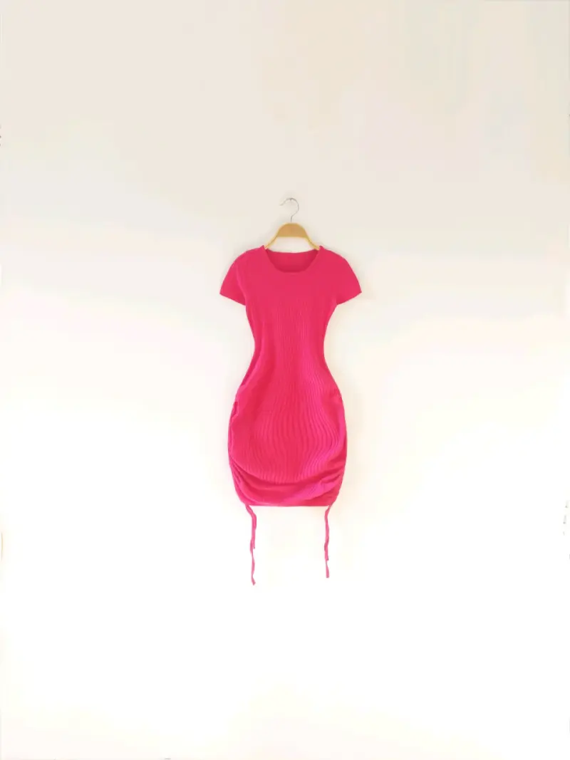 Vestido ajustado fucsia con fruncidos