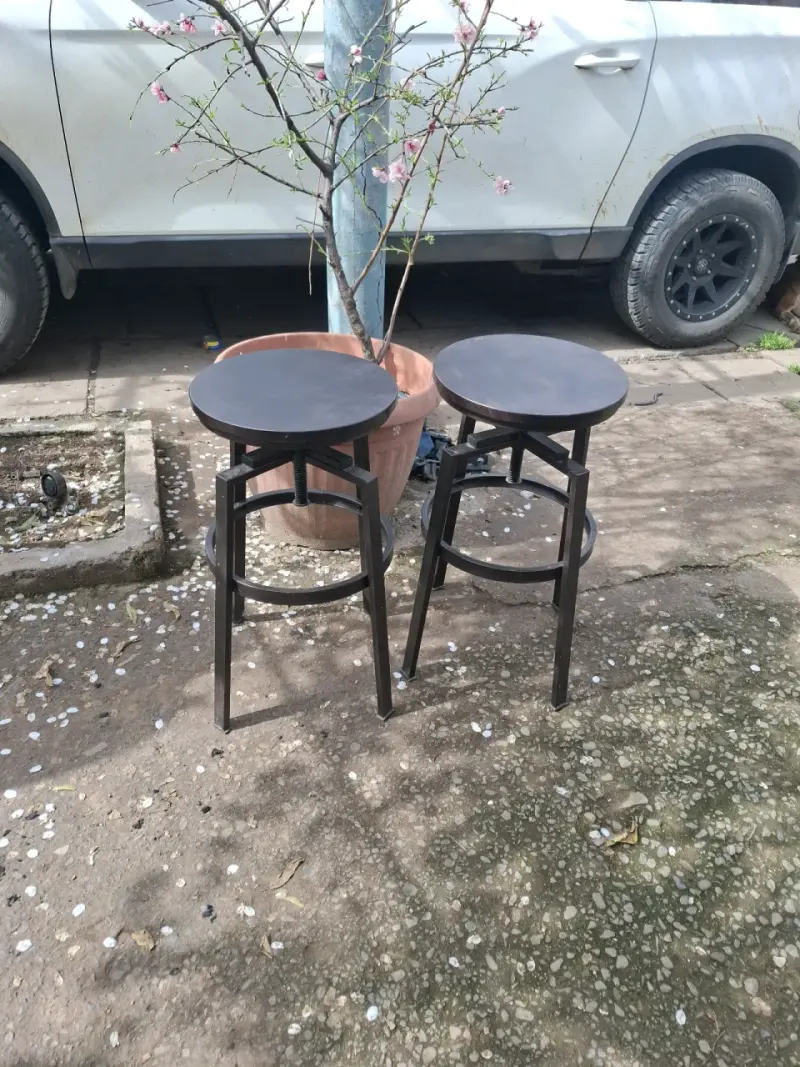 Taburetes altos de madera oscuros - 1