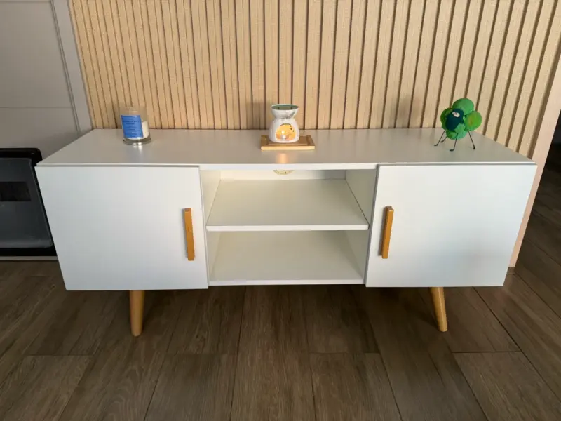 Mueble de TV blanco con patas de madera - 1